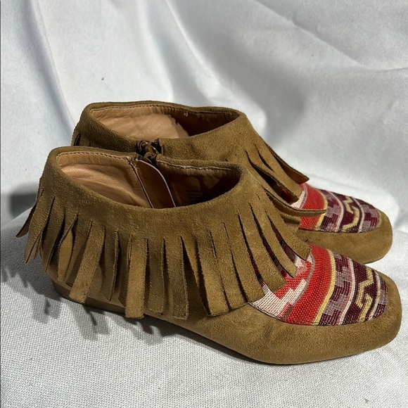 Fringed Suede‎ Ankle Boots with Patterned Toe - Picture 2 of 5